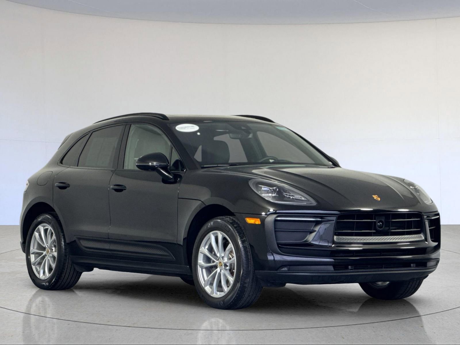 Certified 2023 Porsche Macan image 9