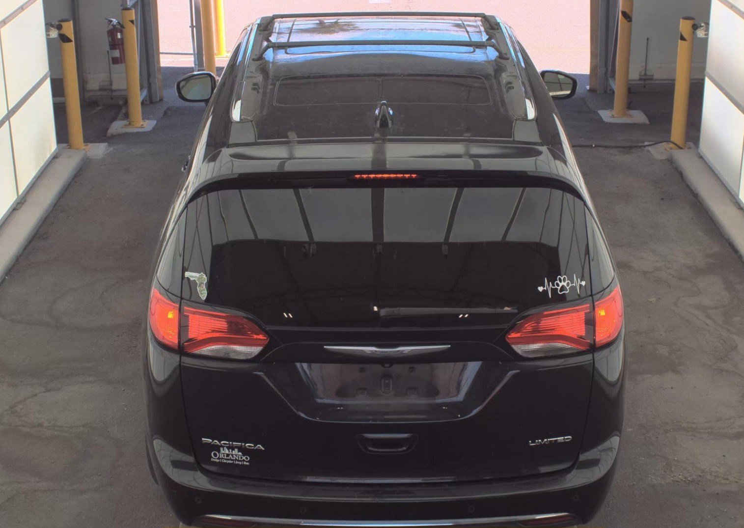 Used 2017 Chrysler Pacifica Limited w/ UConnect Theater Package FWD image 7