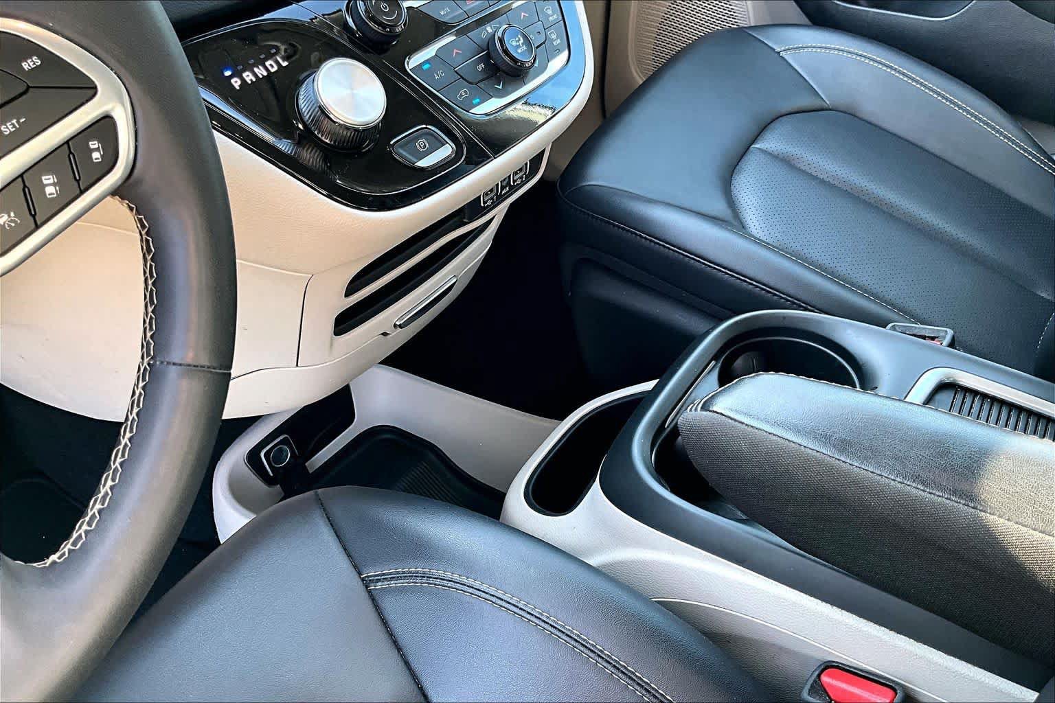 Used 2024 Chrysler Pacifica Touring-L FWD image 15