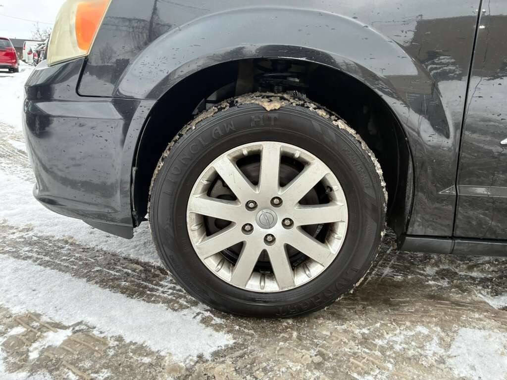 Used 2014 Chrysler Town & Country Touring image 15