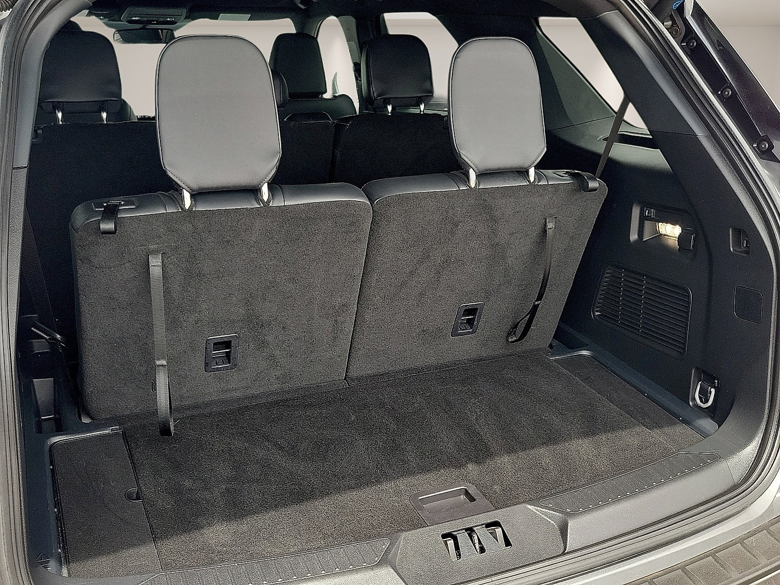 Certified 2025 Ford Explorer ST-Line w/ Premium Package RWD image 8