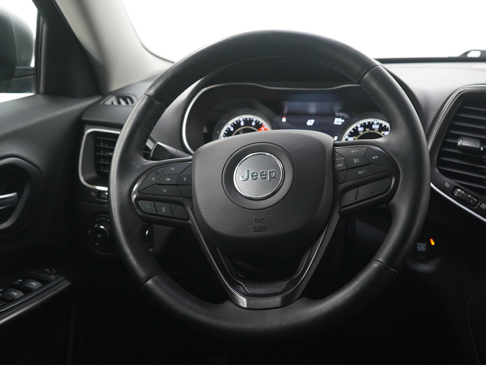 Used 2019 Jeep Cherokee Trailhawk w/ Cold Weather Group image 14