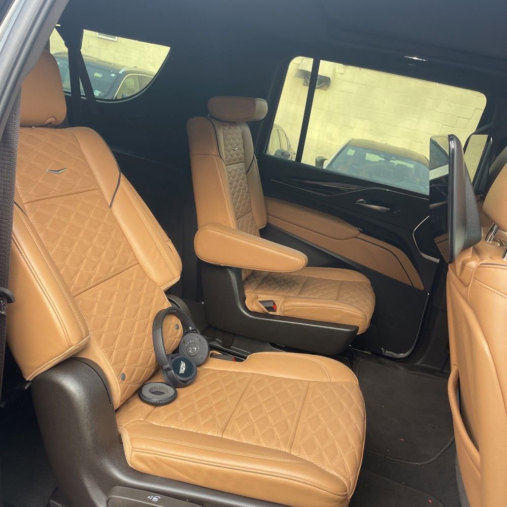 Used 2024 Cadillac Escalade ESV Premium Luxury w/ Performance Package image 8