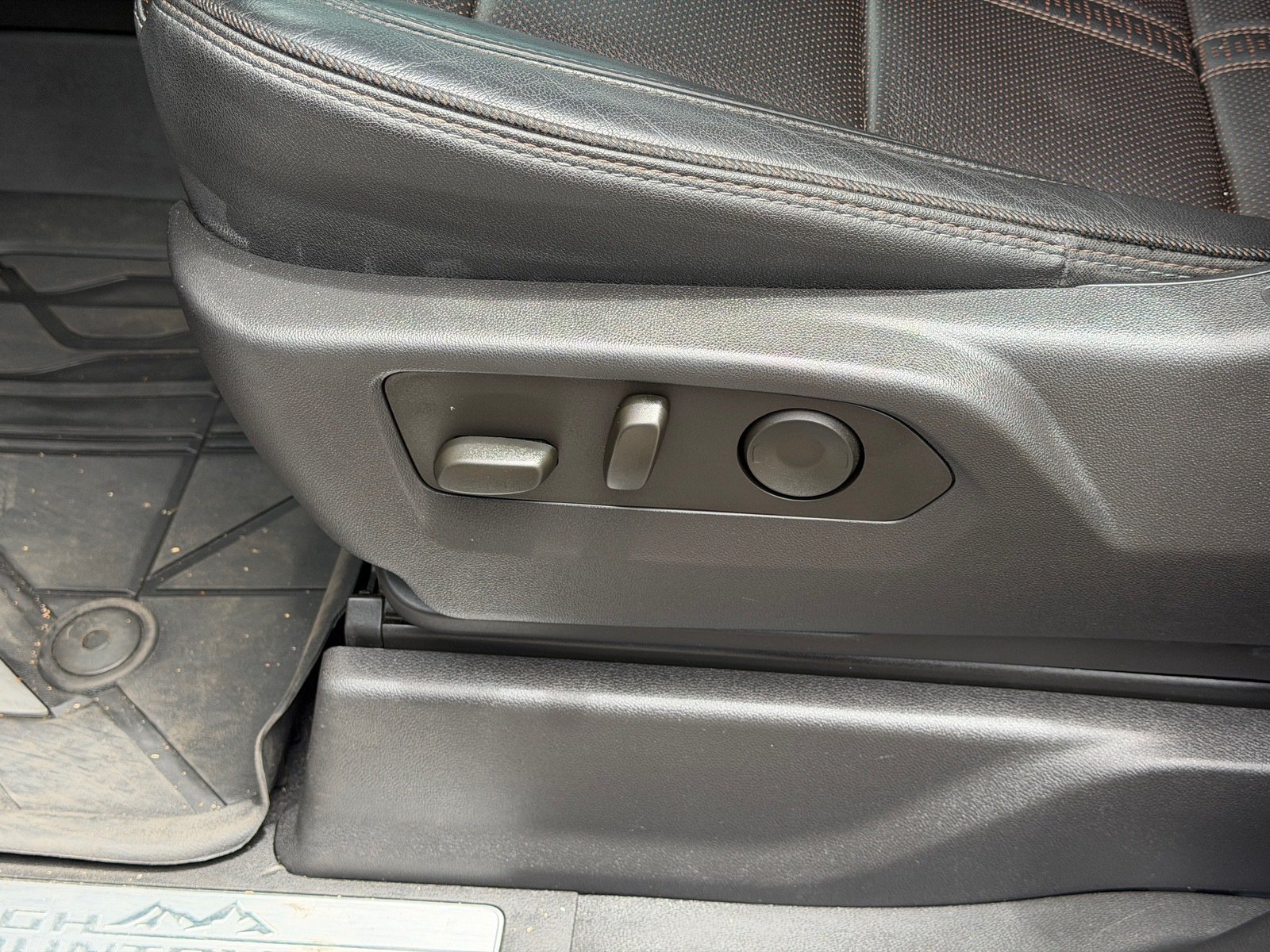 Used 2023 Chevrolet Silverado 1500 High Country AWD/4WD image 16
