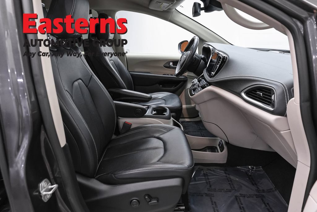 Used 2022 Chrysler Pacifica Touring-L w/ Uconnect Theater Family Group FWD image 25