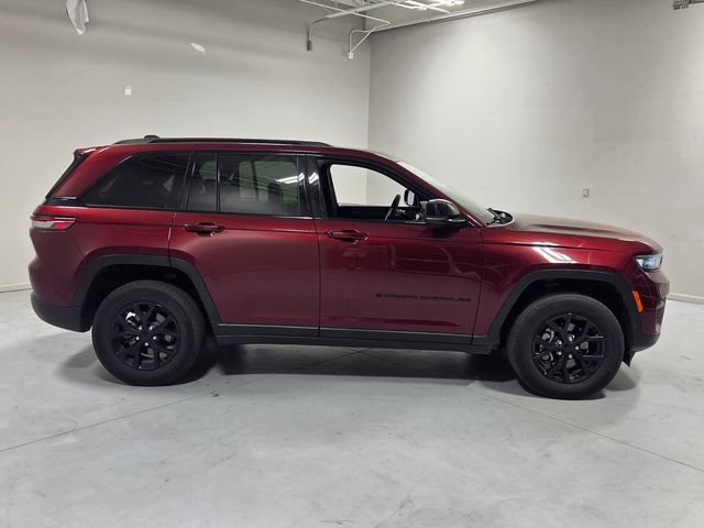Used 2025 Jeep Grand Cherokee Altitude AWD/4WD image 15