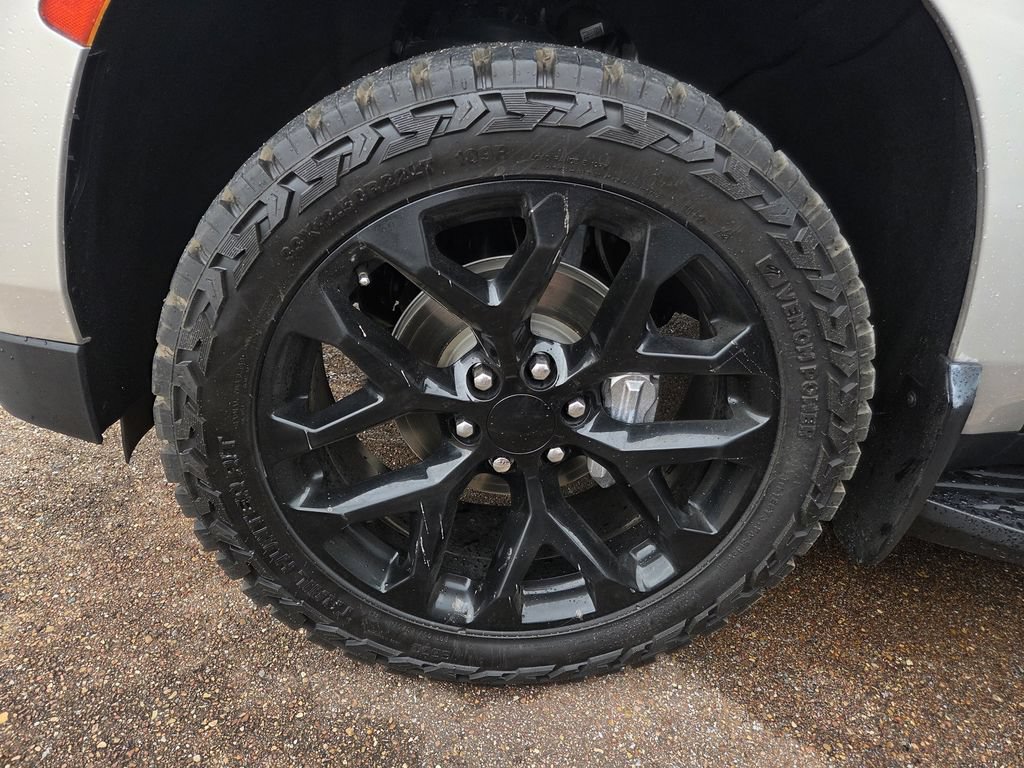 Used 2023 Chevrolet Tahoe LT w/ Luxury Package AWD/4WD image 5