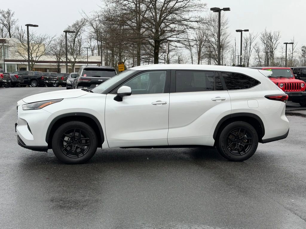 Used 2024 Toyota Highlander LE image 11