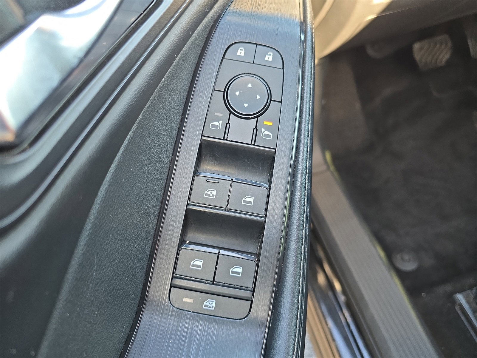 Used 2023 Nissan Rogue SV w/ SV Premium B Package image 14