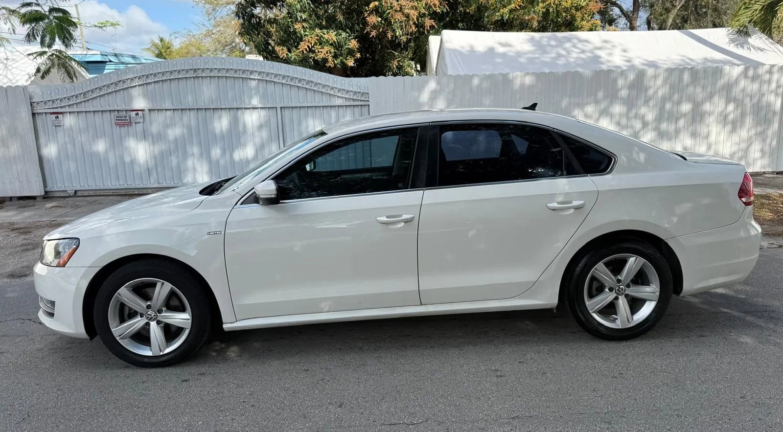 Used 2015 Volkswagen Passat 1.8T Limited Edition image 3