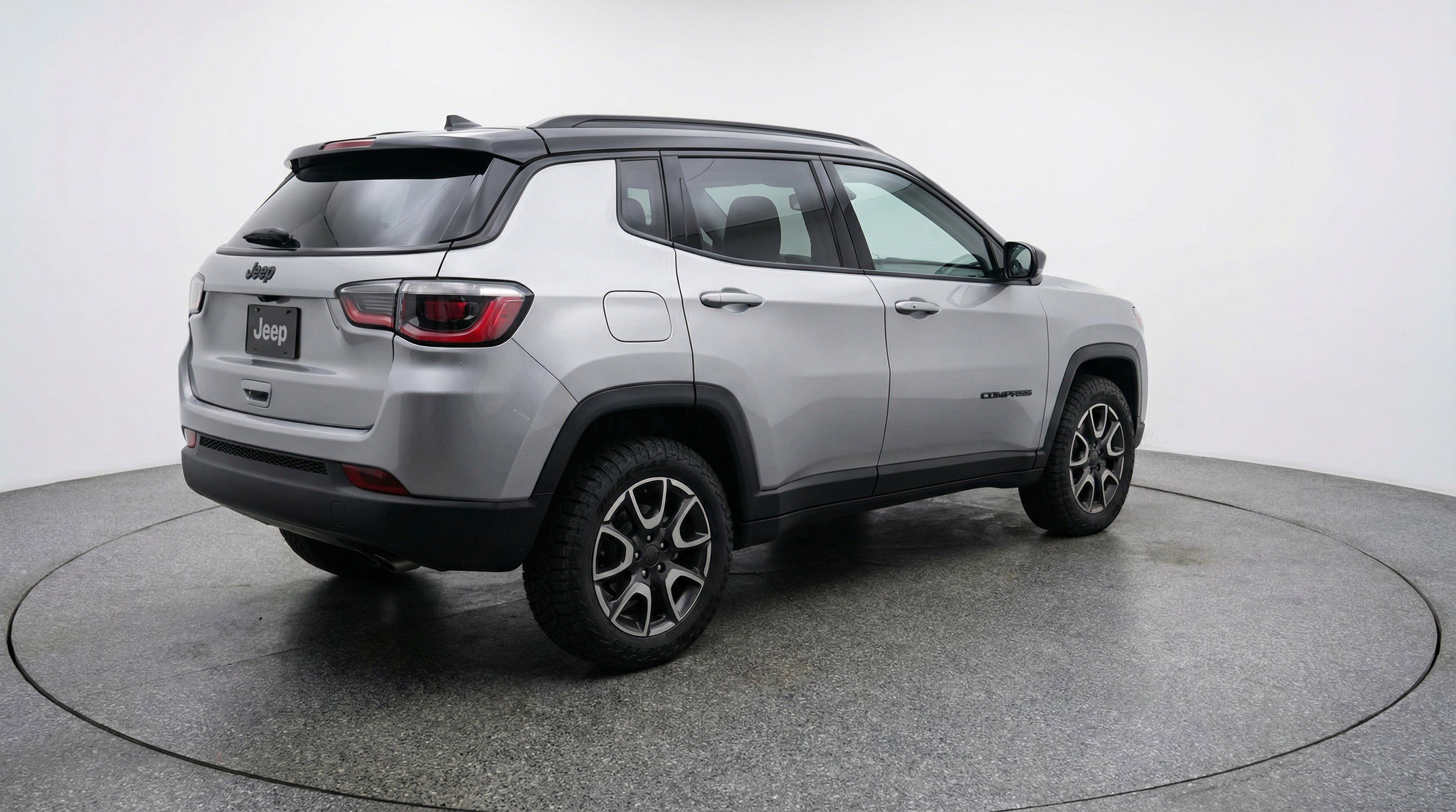 Used 2025 Jeep Compass Trailhawk image 9