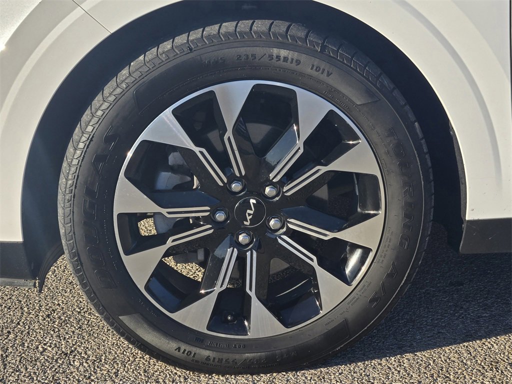 Used 2023 Kia Carnival EX image 10