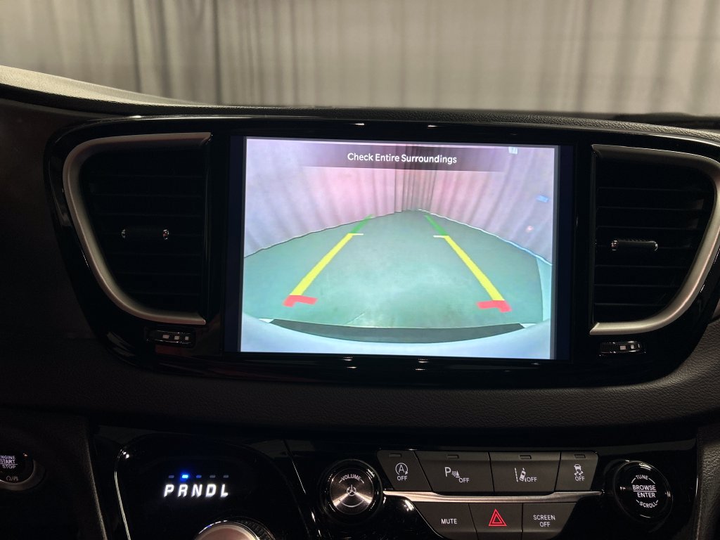 Used 2025 Chrysler Pacifica Select FWD image 18