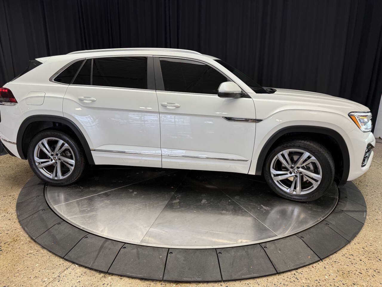 Used 2024 Volkswagen Atlas Cross Sport SEL R-Line AWD/4WD image 9