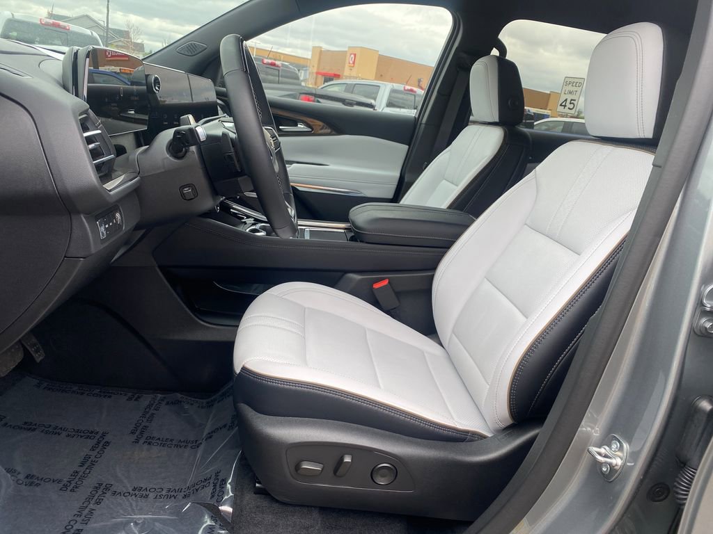 Used 2025 Chevrolet Traverse High Country w/ LPO, Floor Liner Package AWD/4WD image 9