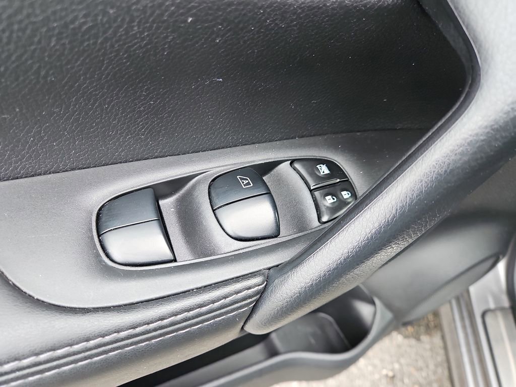 Used 2021 Nissan Rogue Sport S image 18