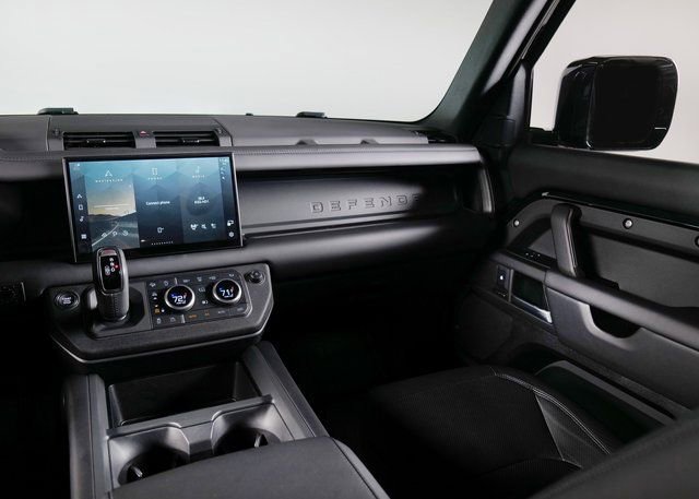 Used 2025 Land Rover Defender 110 S image 13