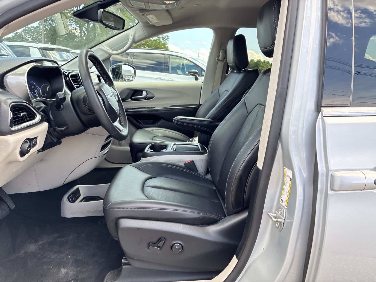 Certified 2024 Chrysler Pacifica Touring-L FWD image 24