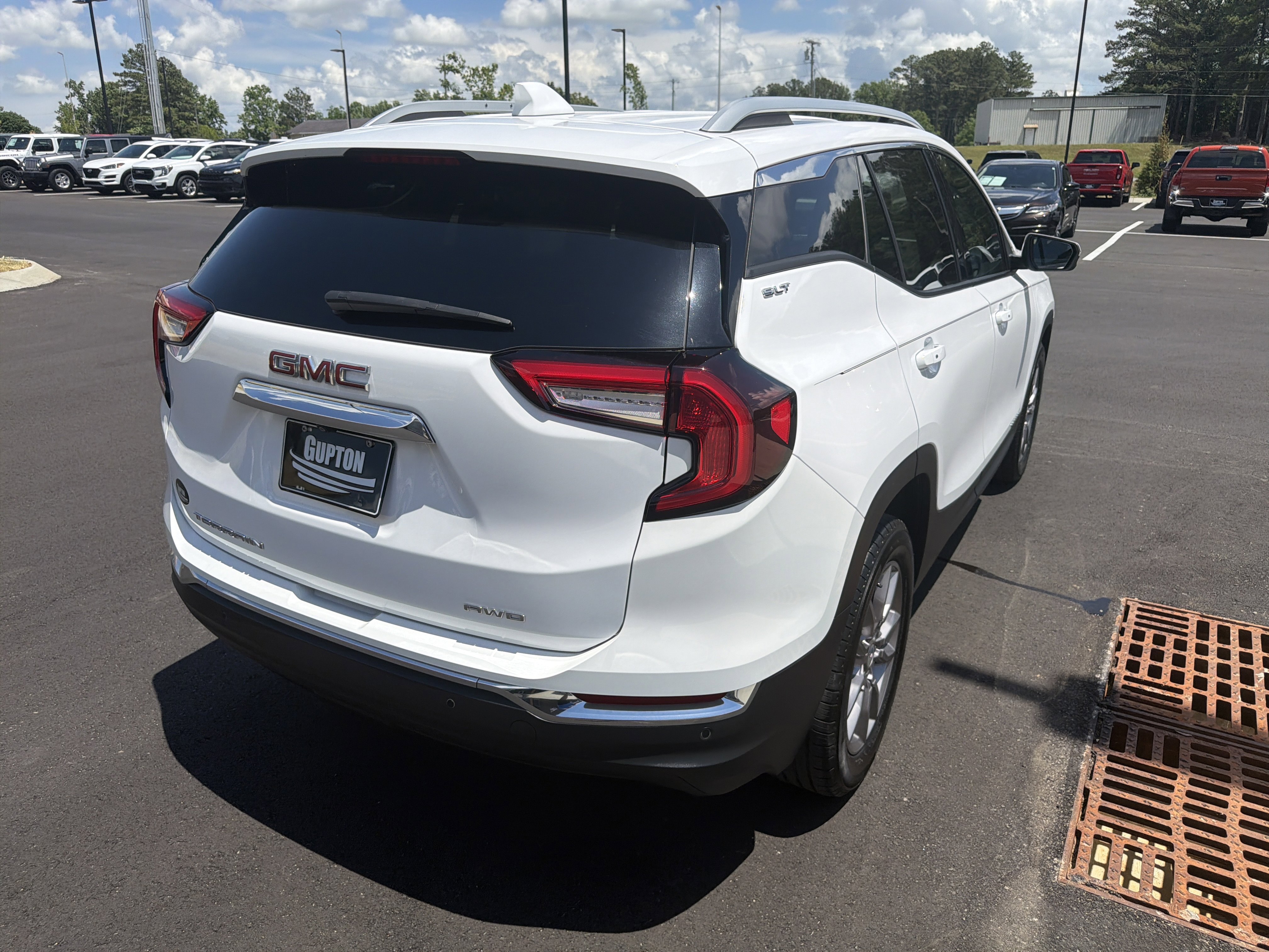 Used 2024 GMC Terrain SLT AWD/4WD image 12