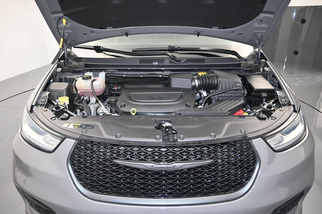 Used 2025 Chrysler Pacifica Limited FWD image 28