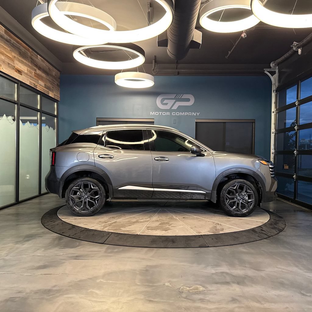 Used 2025 Nissan Kicks SR FWD image 2