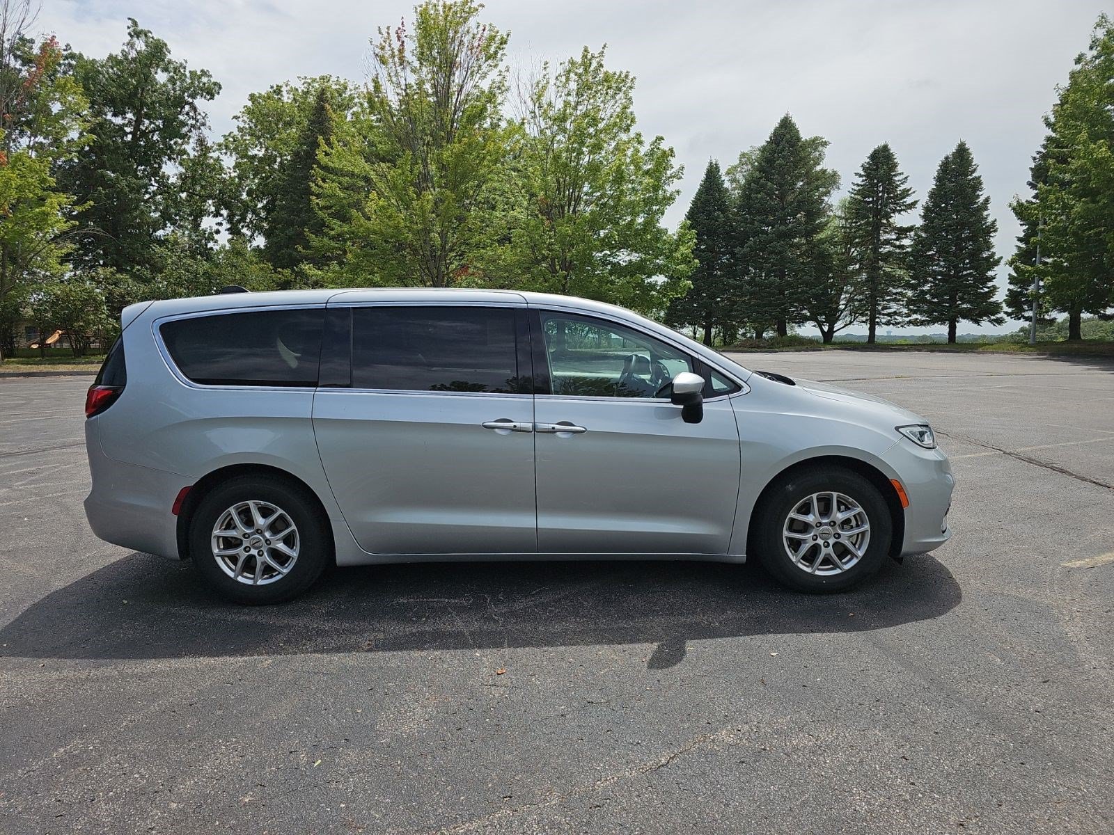 Used 2023 Chrysler Pacifica Touring-L FWD image 7