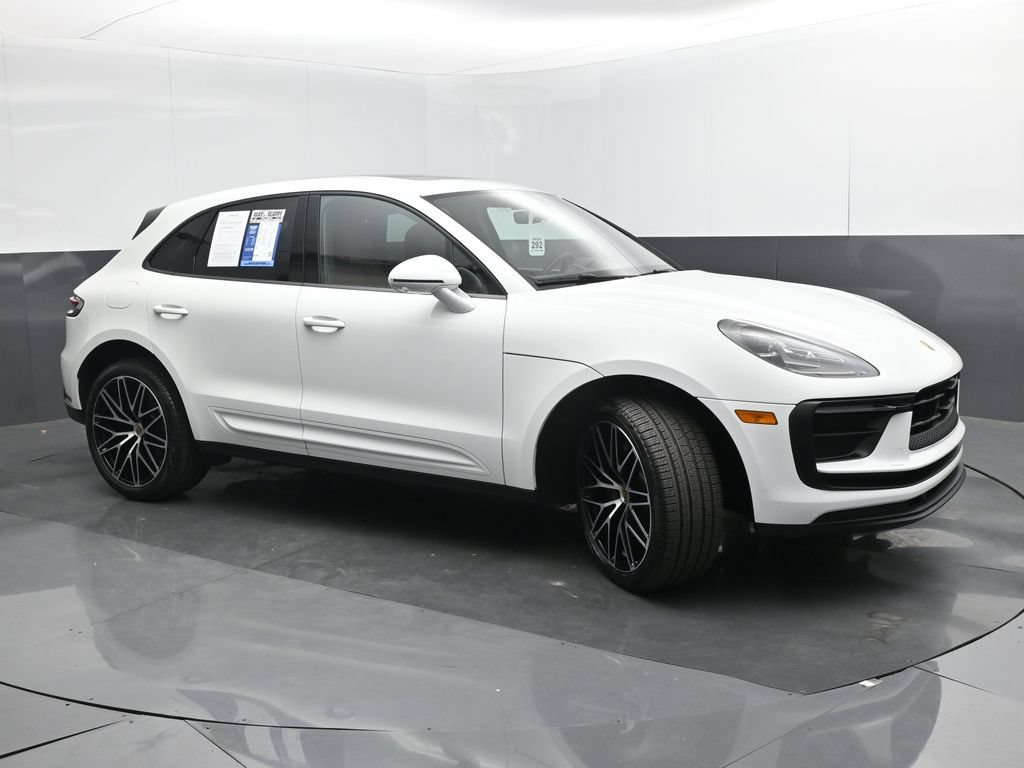 Used 2025 Porsche Macan AWD/4WD image 31
