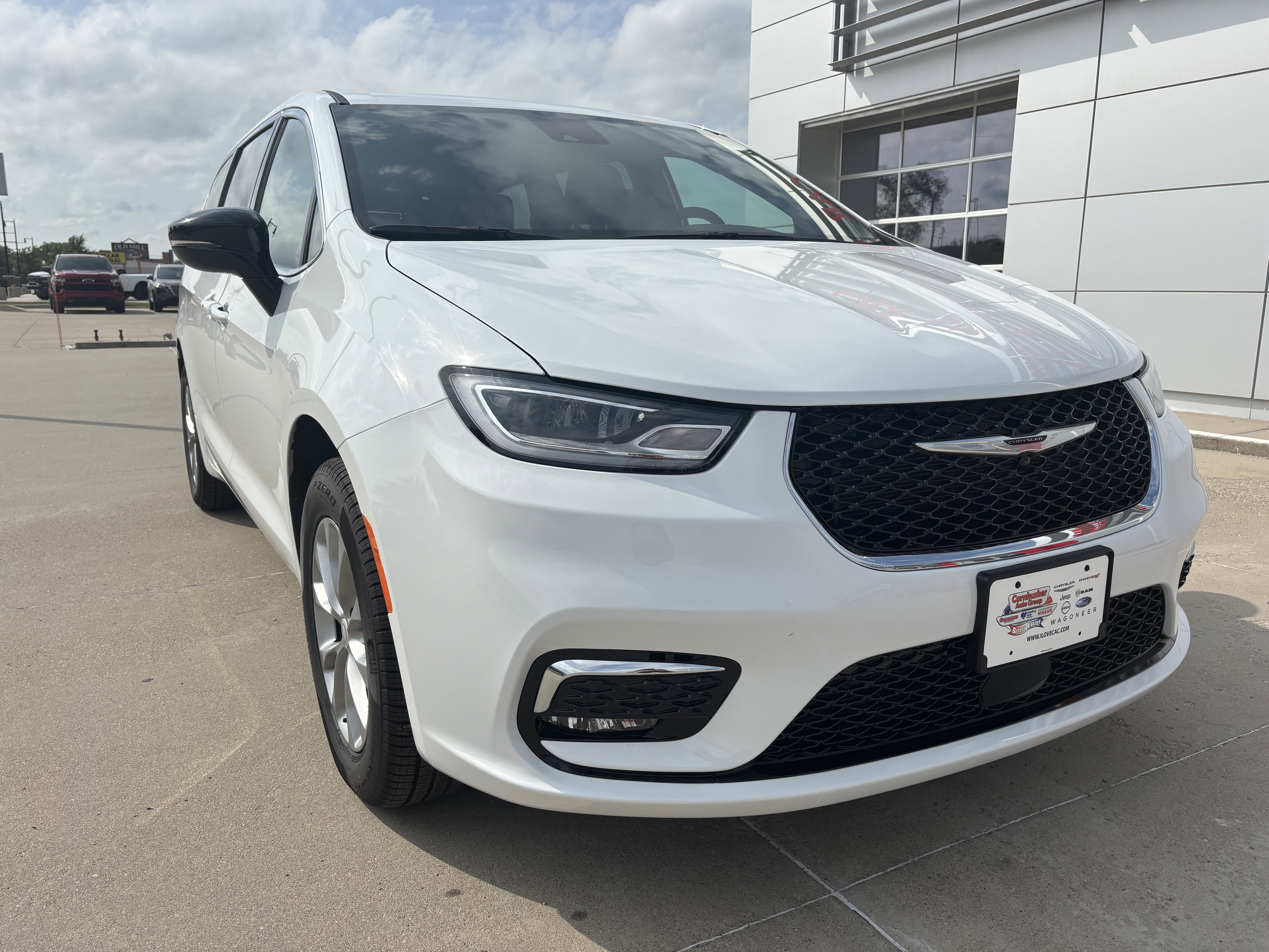 New 2026 Chrysler Pacifica Select image 2