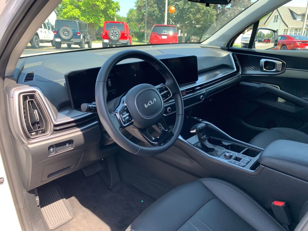 Used 2025 Kia Sorento S image 12