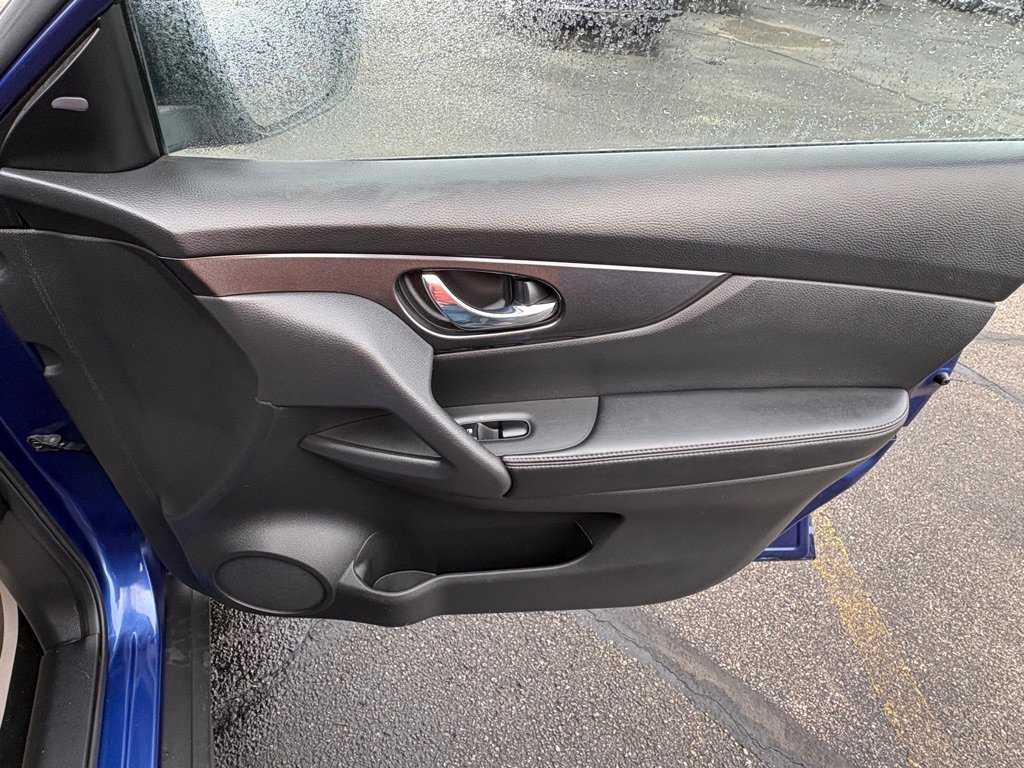 Used 2018 Nissan Rogue SV w/ Sun & Sound Touring Package image 15