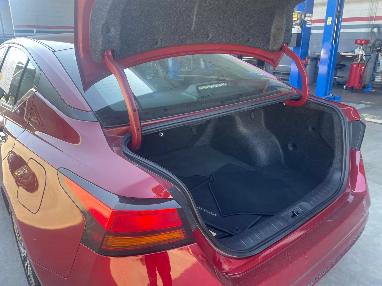 Used 2025 Nissan Altima 2.5 SV FWD image 30