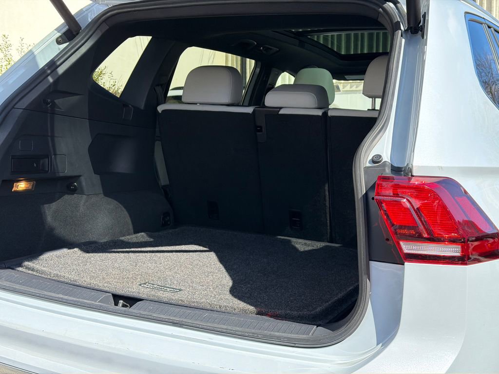 Used 2018 Volkswagen Tiguan SEL w/ R-Line Package image 8