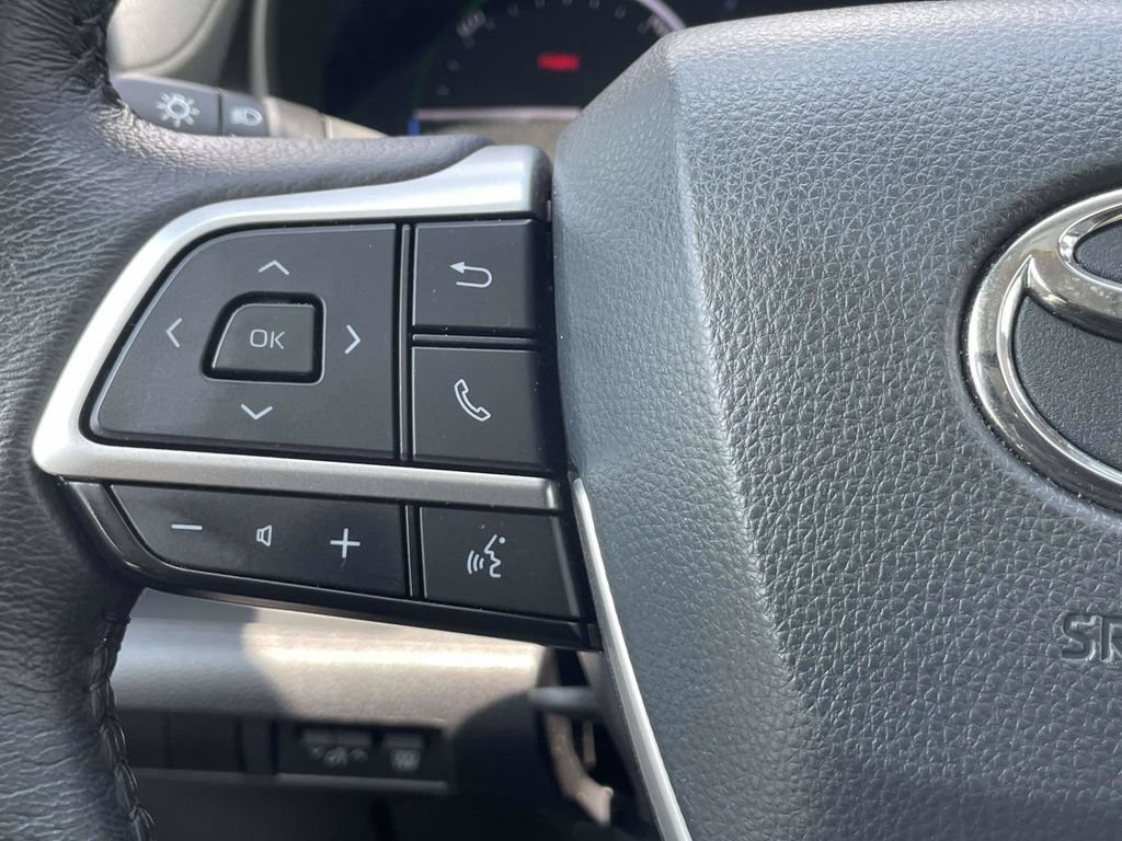 Used 2025 Toyota Sienna XLE FWD image 26
