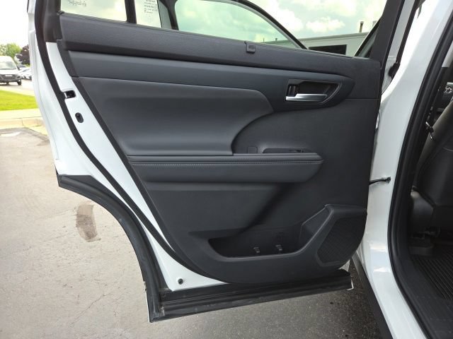 Used 2026 Toyota Highlander XLE AWD/4WD image 12