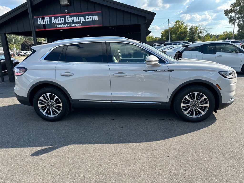 Used 2022 Lincoln Nautilus FWD w/ Premium Package image 2