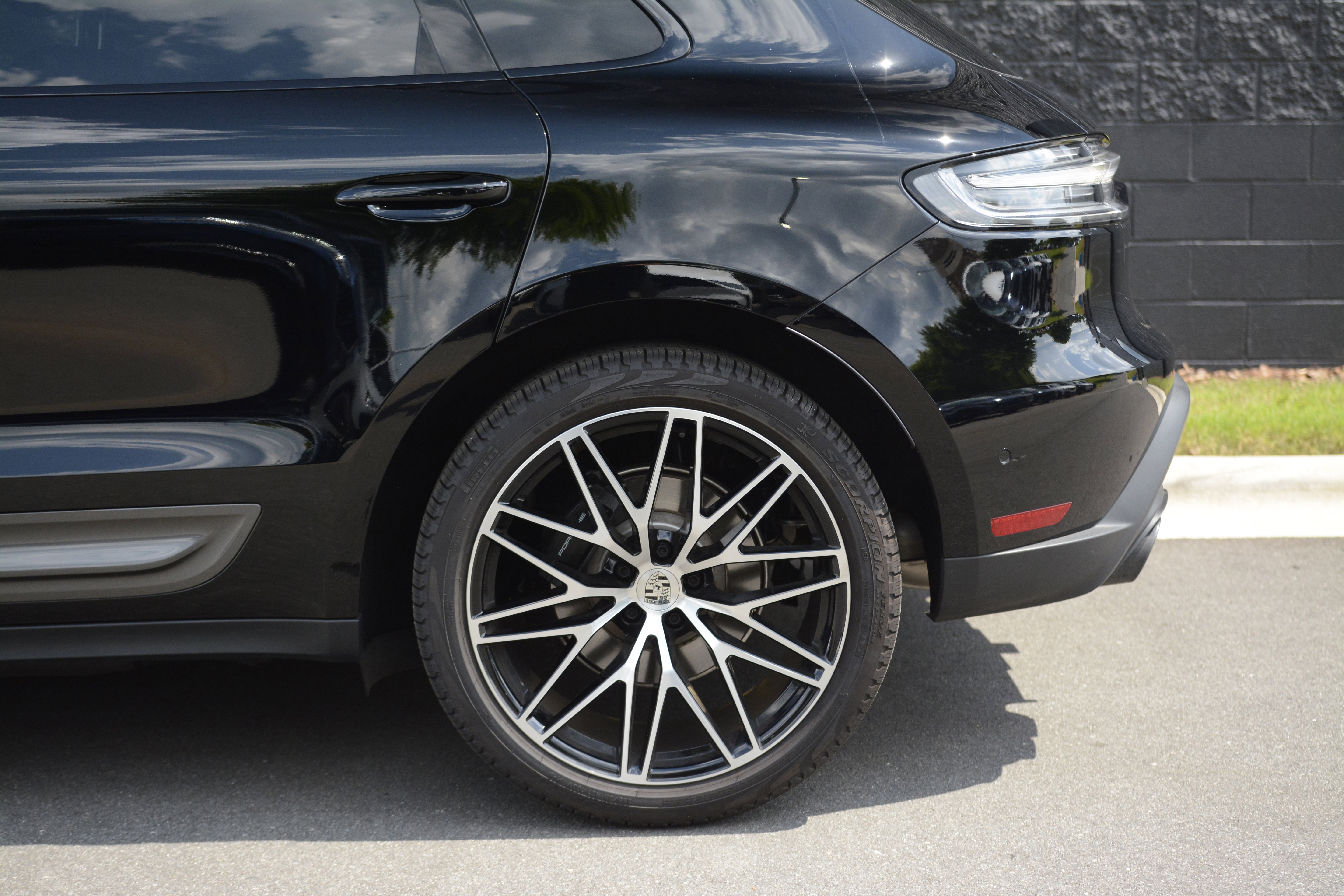 Certified 2026 Porsche Macan Turbo AWD/4WD image 40