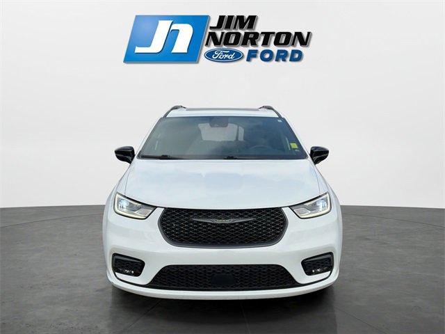 Used 2025 Chrysler Pacifica Limited image 8