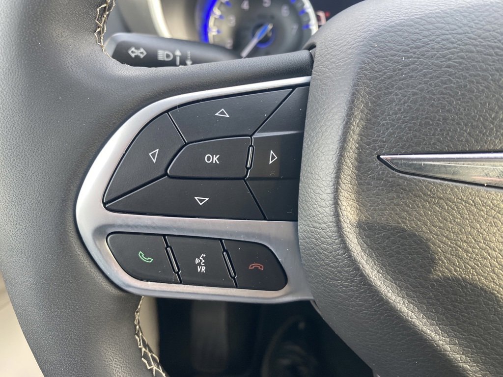 Used 2024 Chrysler Pacifica Touring-L image 10