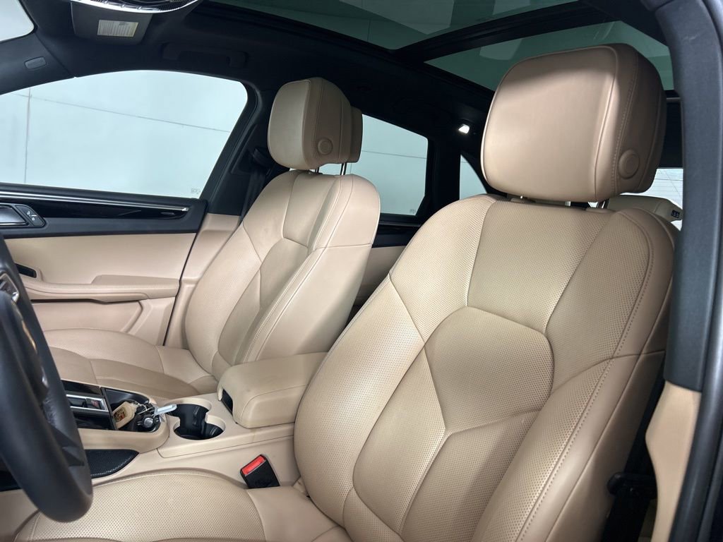 Certified 2022 Porsche Macan image 5