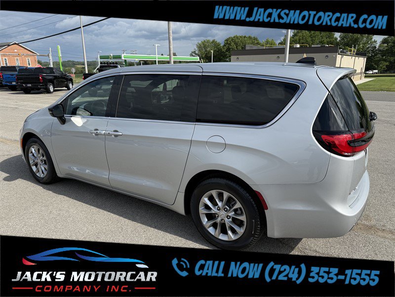 Used 2026 Chrysler Pacifica Limited FWD image 18