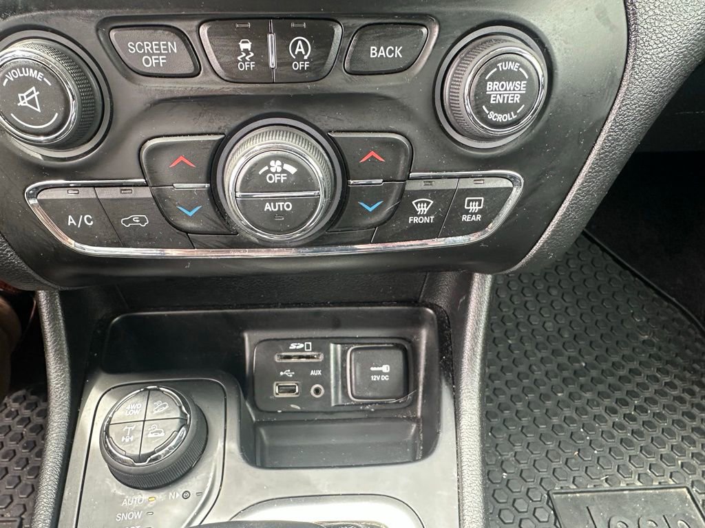 Used 2017 Jeep Cherokee Trailhawk AWD/4WD image 9