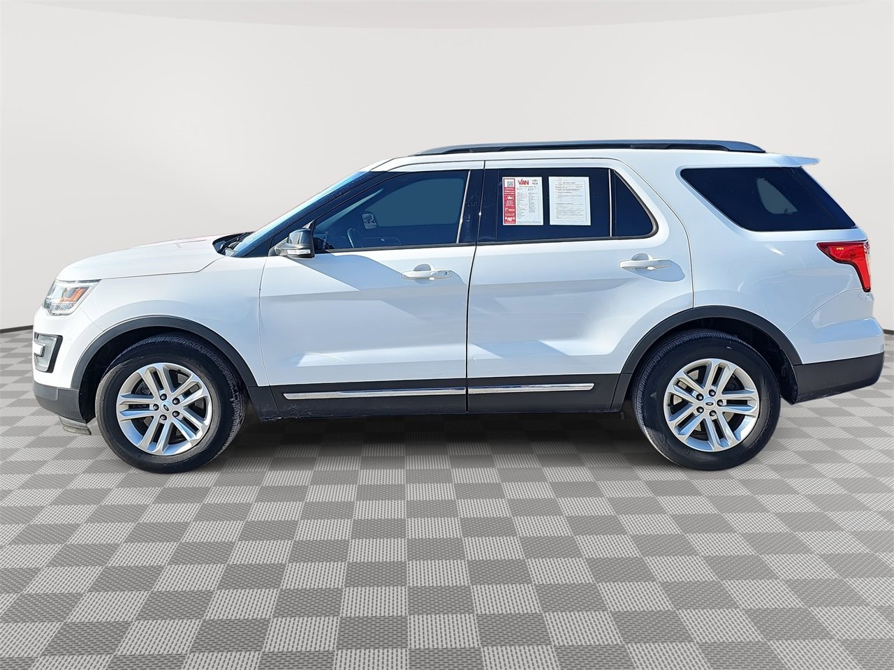 Used 2017 Ford Explorer XLT image 8