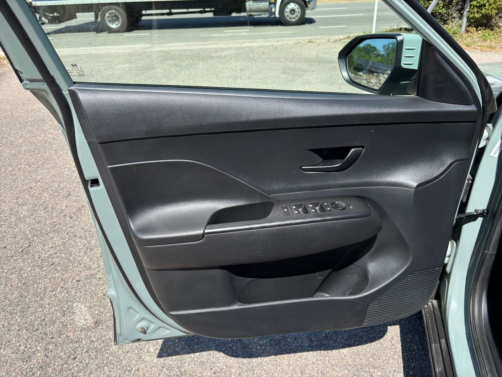 Used 2025 Hyundai Kona SEL image 18