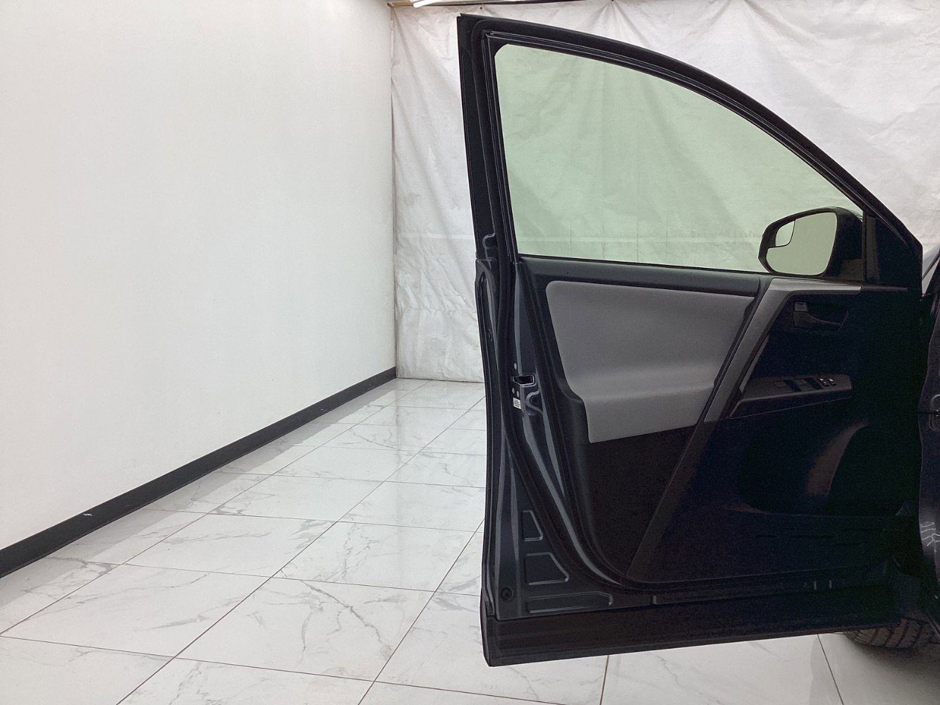 Used 2018 Toyota RAV4 LE image 18