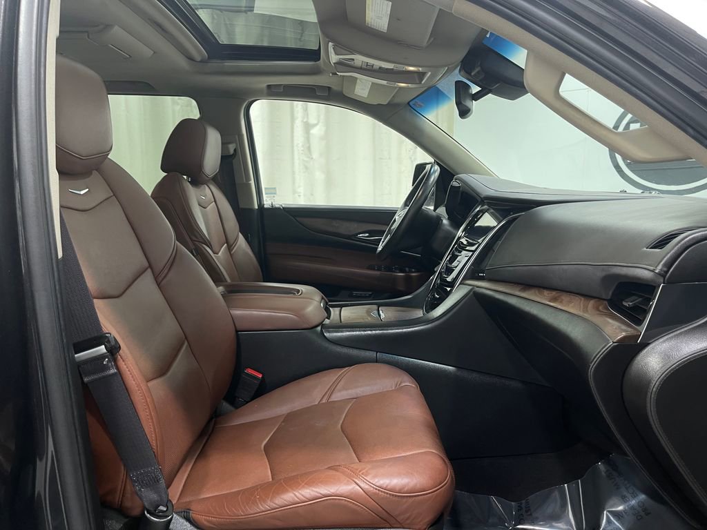 Used 2016 Cadillac Escalade ESV Luxury image 30