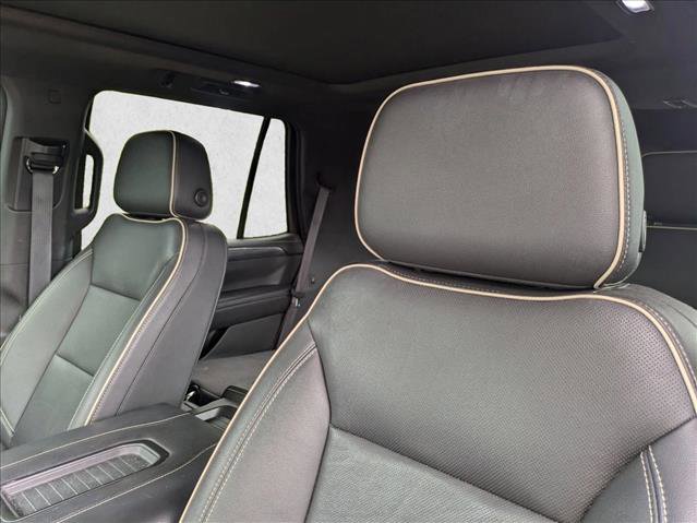 Used 2022 GMC Yukon SLT w/ SLT Premium Package image 4