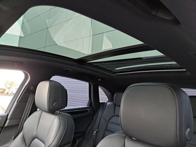 Certified 2025 Porsche Macan AWD/4WD image 35