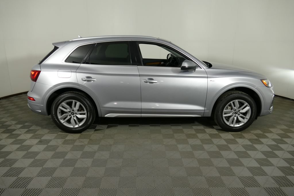 Certified 2022 Audi Q5 2.0T Premium w/ Convenience Package AWD/4WD image 2