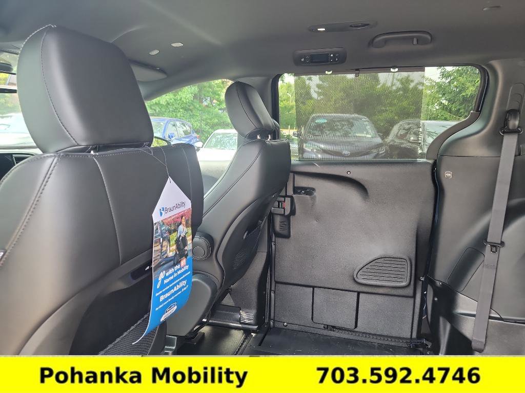 Used 2025 Chrysler Pacifica Select image 25