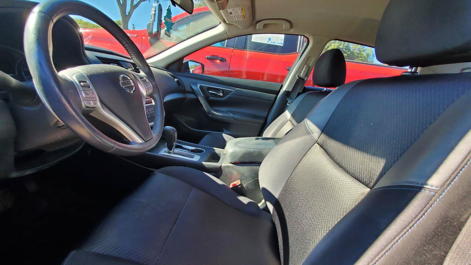Used 2017 Nissan Altima 2.5 SR w/ Midnight Edition Package FWD image 3